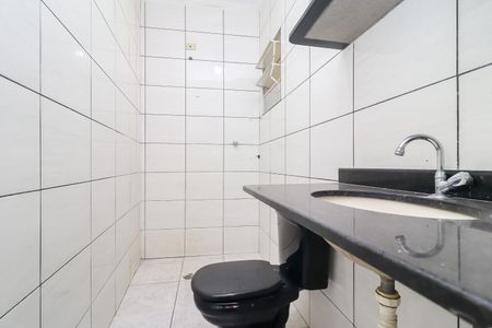 Banheiro 1 de casa para alugar com 2 quartos, 45m² em Vila Chuca, São Paulo