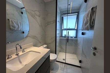 Apartamento para alugar com 175m², 3 quartos e 3 vagas Apartamento para alugar com 175m², 3 quartos e 3 vagasBanheiro da Suíte 1