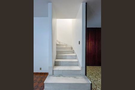 Casa para alugar com 146m², 4 quartos e 2 vagas Casa para alugar com 146m², 4 quartos e 2 vagasEscada