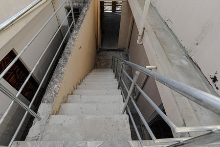 Escada de casa para alugar com 3 quartos, 110m² em Jundiapeba, Mogi das Cruzes
