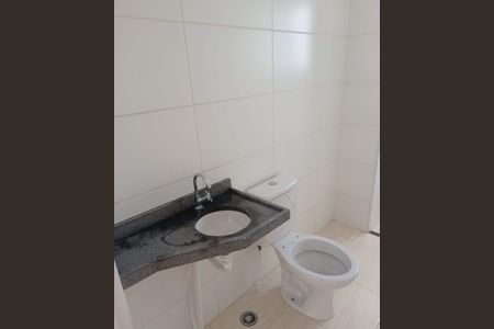 Banheiro de apartamento para alugar com 2 quartos, 55m² em Biritiba, Poá