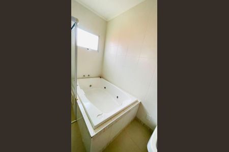 Casa de condomínio para alugar com 288m², 3 quartos e 4 vagasBanheira