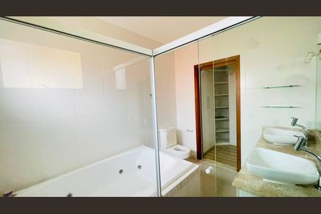 Casa de condomínio para alugar com 288m², 3 quartos e 4 vagasSuíte quarto principal