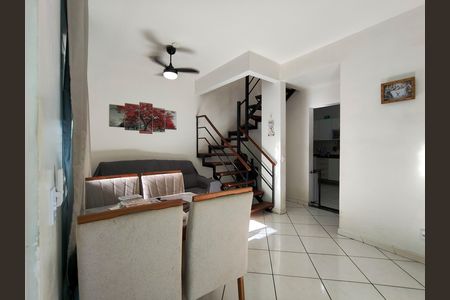 Casa à venda com 60m², 2 quartos e 1 vaga Casa à venda com 60m², 2 quartos e 1 vagaSala