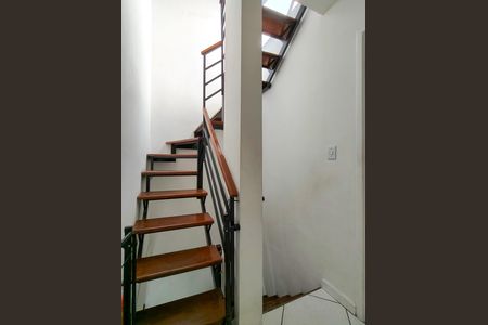 Casa à venda com 60m², 2 quartos e 1 vaga Casa à venda com 60m², 2 quartos e 1 vagaEscada