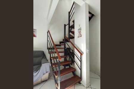 Casa à venda com 60m², 2 quartos e 1 vaga Casa à venda com 60m², 2 quartos e 1 vagaEscada