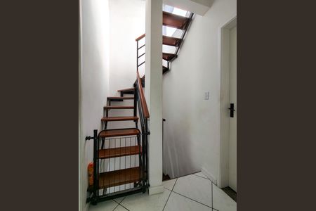 Casa à venda com 60m², 2 quartos e 1 vaga Casa à venda com 60m², 2 quartos e 1 vagaEscada