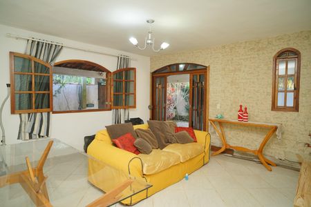 Sala de casa para alugar com 2 quartos, 134m² em Inoã, Maricá