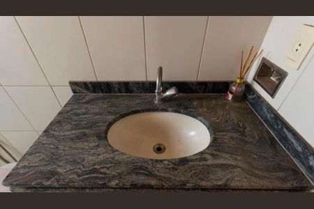 Banheiro social de apartamento para alugar com 3 quartos, 85m² em Serrano, Belo Horizonte