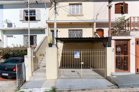 Fachada + plaquinha de casa para alugar com 2 quartos, 120m² em Mandaqui, São Paulo