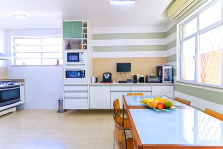 Casa à venda com 218m², 3 quartos e 5 vagas Casa à venda com 218m², 3 quartos e 5 vagasCozinha