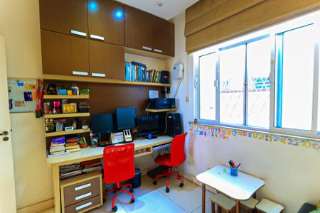 Casa à venda com 218m², 3 quartos e 5 vagas Casa à venda com 218m², 3 quartos e 5 vagasQuarto 2