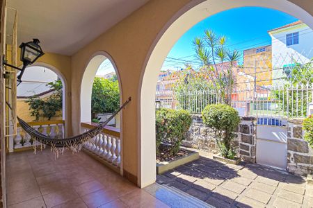 Casa à venda com 218m², 3 quartos e 5 vagas Casa à venda com 218m², 3 quartos e 5 vagasEntrada