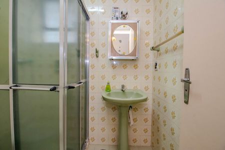 Banheiro de apartamento para alugar com 1 quarto, 40m² em Santa Cecília, Porto Alegre