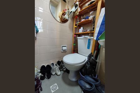 Banheiro de serviço de apartamento à venda com 2 quartos, 63m² em Vila Gumercindo, São Paulo