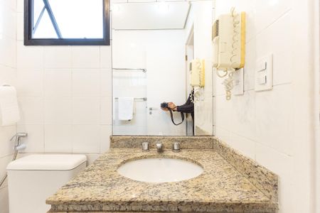 Banheiro de kitnet/studio para alugar com 1 quarto, 35m² em Vila Uberabinha, São Paulo