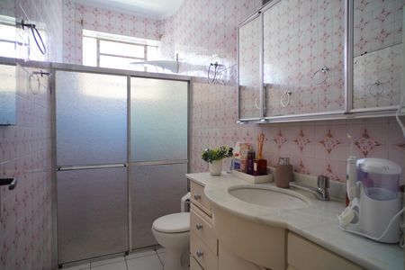 Banheiro de apartamento à venda com 2 quartos, 80m² em Medianeira, Porto Alegre