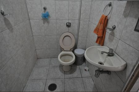 Banheiro de serviço de casa para alugar com 2 quartos, 120m² em Conjunto Habitacional Jova Rural, São Paulo