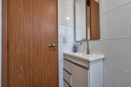 Banheiro de apartamento à venda com 2 quartos, 44m² em Vila São Bernardo, Campinas