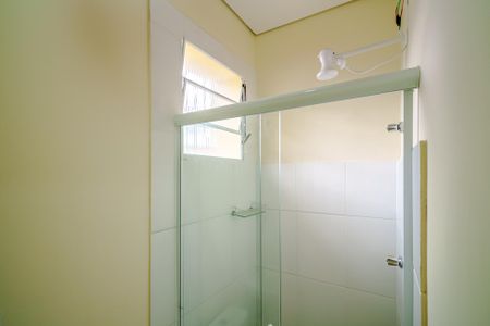 Banheiro de kitnet/studio para alugar com 1 quarto, 20m² em Rio Pequeno, São Paulo