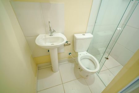 Banheiro de kitnet/studio para alugar com 1 quarto, 20m² em Rio Pequeno, São Paulo
