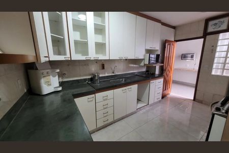 Cozinha de casa para alugar com 3 quartos, 180m² em Umuarama, Uberlândia