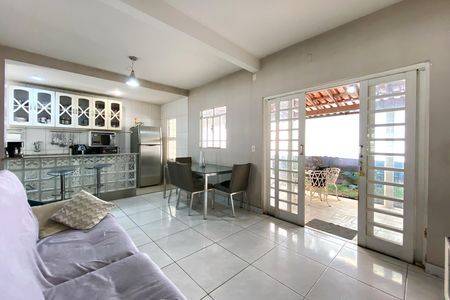 Casa à venda com 3 quartos, 218m² em Goiânia, Belo Horizonte