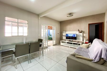 Casa à venda com 218m², 3 quartos e 2 vagas Casa à venda com 218m², 3 quartos e 2 vagasSala