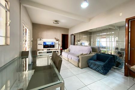 Sala de casa à venda com 3 quartos, 218m² em Goiânia, Belo Horizonte