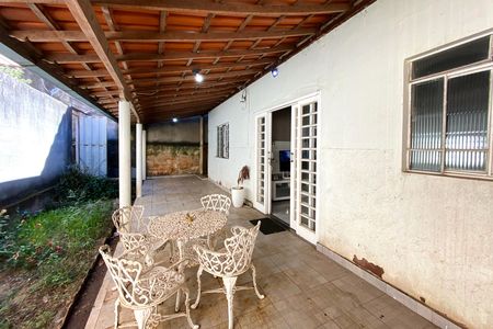 Varanda de casa à venda com 3 quartos, 218m² em Goiânia, Belo Horizonte