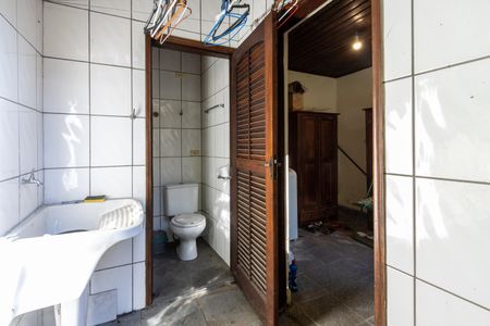 Banheiro de Serviço de casa à venda com 2 quartos, 146m² em Vila Ipojuca, São Paulo