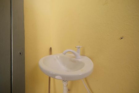 Banheiro social de casa para alugar com 1 quarto, 32m² em Parque Boturussu, São Paulo