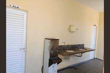 Banheiro de casa de condomínio para alugar com 2 quartos, 170m² em Vila Santos Dumont, Aparecida de Goiânia