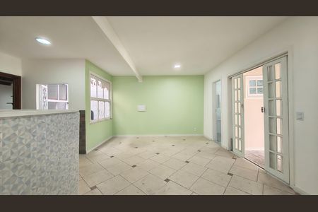 Casa para alugar com 80m², 2 quartos e 4 vagas