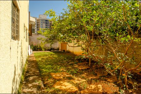 Casa à venda com 220m², 5 quartos e 4 vagas Casa à venda com 220m², 5 quartos e 4 vagasQuintal