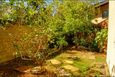 Casa à venda com 220m², 5 quartos e 4 vagas Casa à venda com 220m², 5 quartos e 4 vagasQuintal