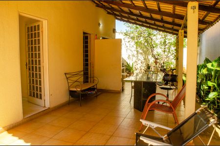 Casa à venda com 220m², 5 quartos e 4 vagas Casa à venda com 220m², 5 quartos e 4 vagasVaranda