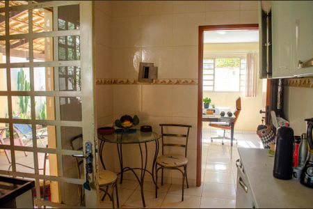 Casa à venda com 220m², 5 quartos e 4 vagas Casa à venda com 220m², 5 quartos e 4 vagasCozinha
