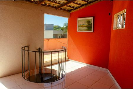 Casa à venda com 220m², 5 quartos e 4 vagas Casa à venda com 220m², 5 quartos e 4 vagasHall do Terraço