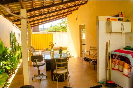 Casa à venda com 220m², 5 quartos e 4 vagas Casa à venda com 220m², 5 quartos e 4 vagasVaranda