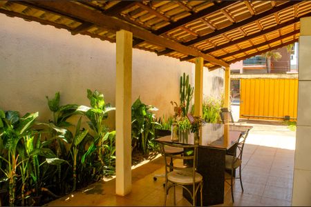 Casa à venda com 220m², 5 quartos e 4 vagas Casa à venda com 220m², 5 quartos e 4 vagasVaranda