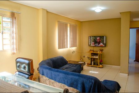Casa à venda com 220m², 5 quartos e 4 vagas Casa à venda com 220m², 5 quartos e 4 vagasSala