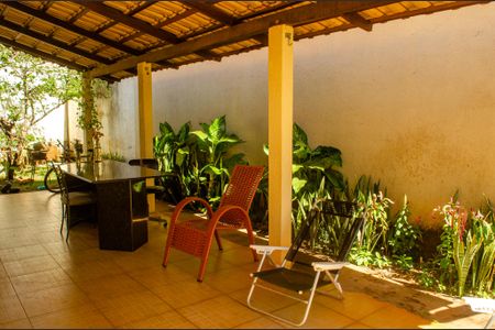 Casa à venda com 220m², 5 quartos e 4 vagas Casa à venda com 220m², 5 quartos e 4 vagasVaranda