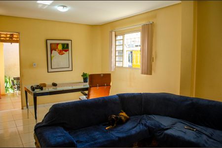 Casa à venda com 220m², 5 quartos e 4 vagas Casa à venda com 220m², 5 quartos e 4 vagasSala