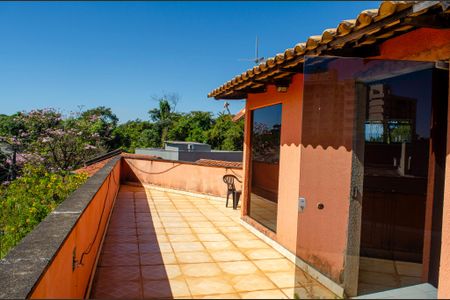 Casa à venda com 220m², 5 quartos e 4 vagas Casa à venda com 220m², 5 quartos e 4 vagasTerraço