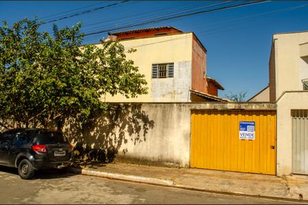 Casa à venda com 220m², 5 quartos e 4 vagas Casa à venda com 220m², 5 quartos e 4 vagasFachada