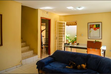 Casa à venda com 220m², 5 quartos e 4 vagas Casa à venda com 220m², 5 quartos e 4 vagasSala