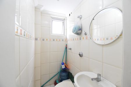 Banheiro de serviço de apartamento à venda com 3 quartos, 110m² em Batel, Curitiba