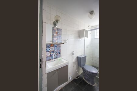 Banheiro de apartamento para alugar com 2 quartos, 56m² em Mutondo, São Gonçalo