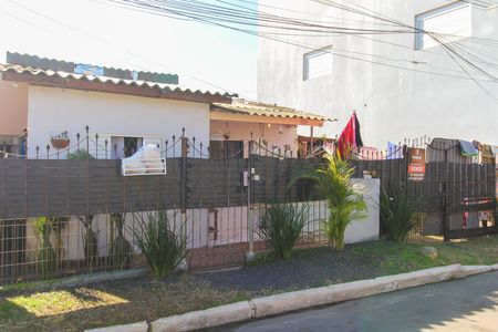 Fachada de casa à venda com 2 quartos, 60m² em Harmonia, Canoas